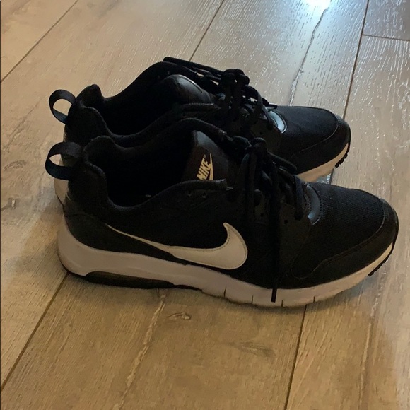 Woman’s black Nike sneakers - Picture 4 of 6